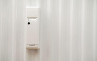 Na zdjęciu znajduje się urządzenie do pomiaru ciepła, na które składają się podzielniki elektroniczne podzielniki wyparkowe.