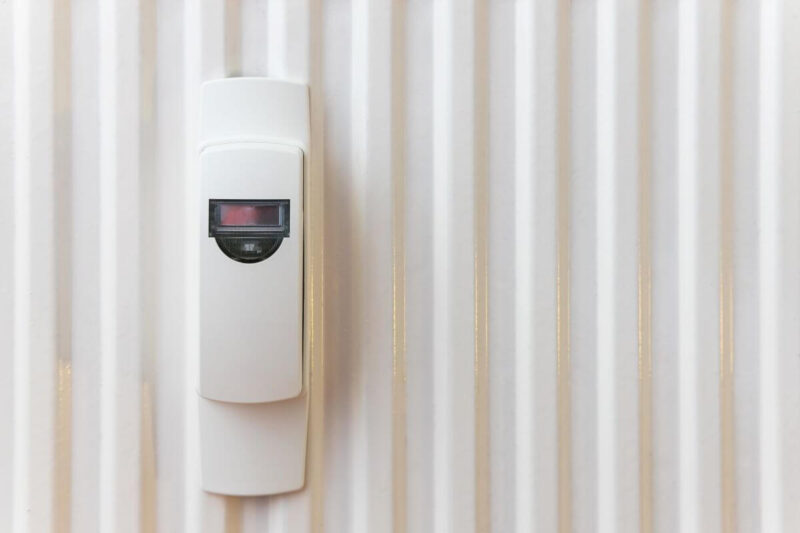 Na kaloryferze zamontowane są elektroniczne podzielniki ciepła.