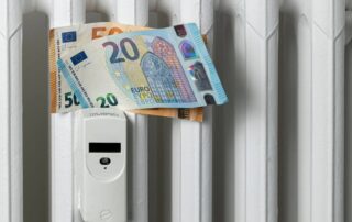 Grzejnik z eurobanknotami i wyparkowymi podzielnikami ciepła.