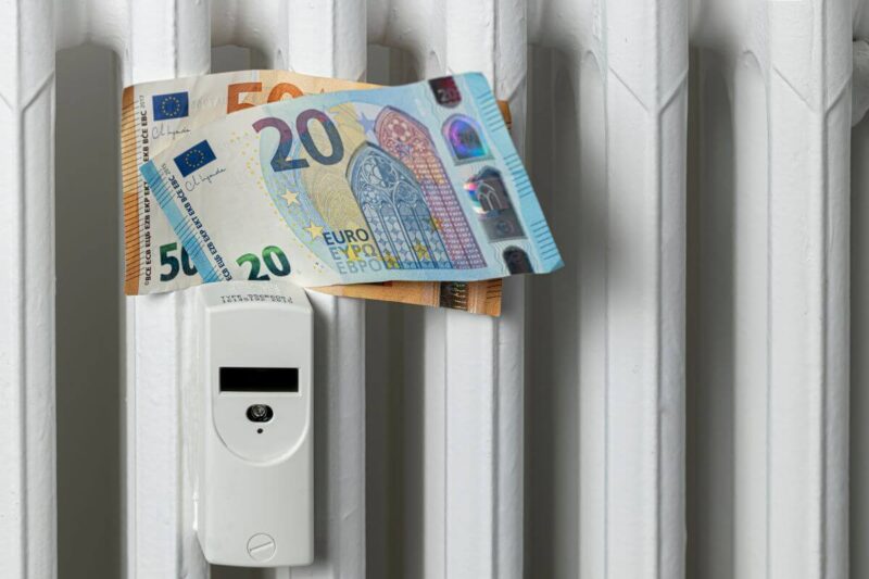 Grzejnik z eurobanknotami i wyparkowymi podzielnikami ciepła.